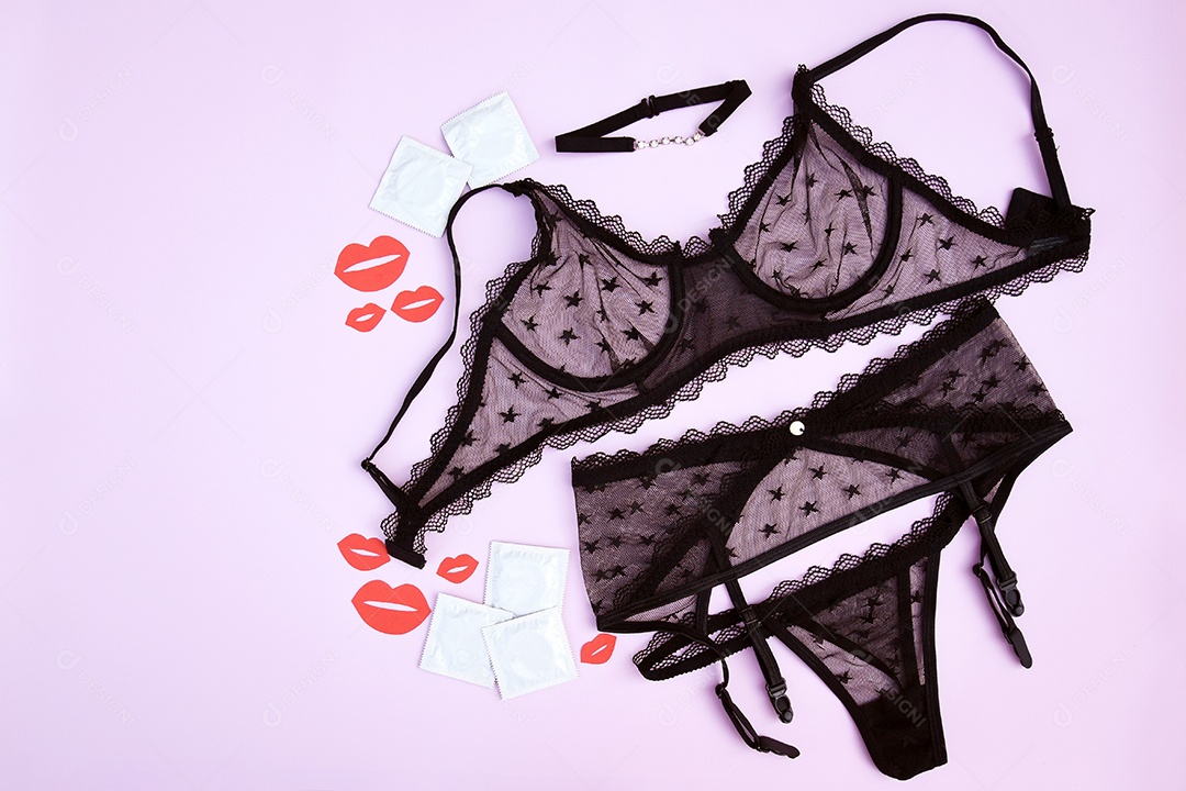 Conjunto de renda sexy com camisinha ao lado e beijos vermelhos