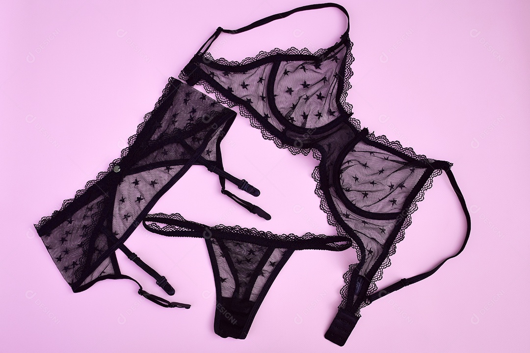 Peça intima de renda sobre fundo rosa