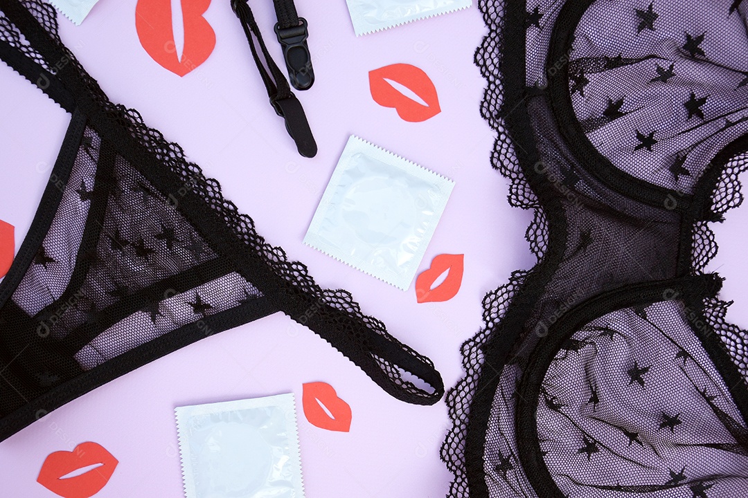 Calcinha feminina preta sexy de renda com beijos vermelhos e camisinha