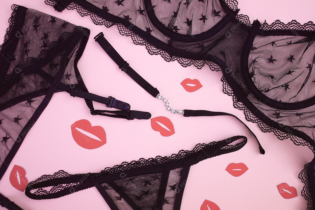 Peça intima de renda sobre fundo rosa