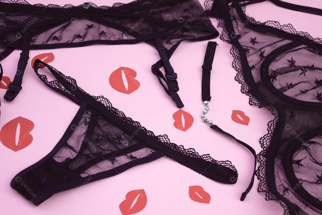 Kit sexy de lingerie rendada com beijos vermelho sobre fundo rosa