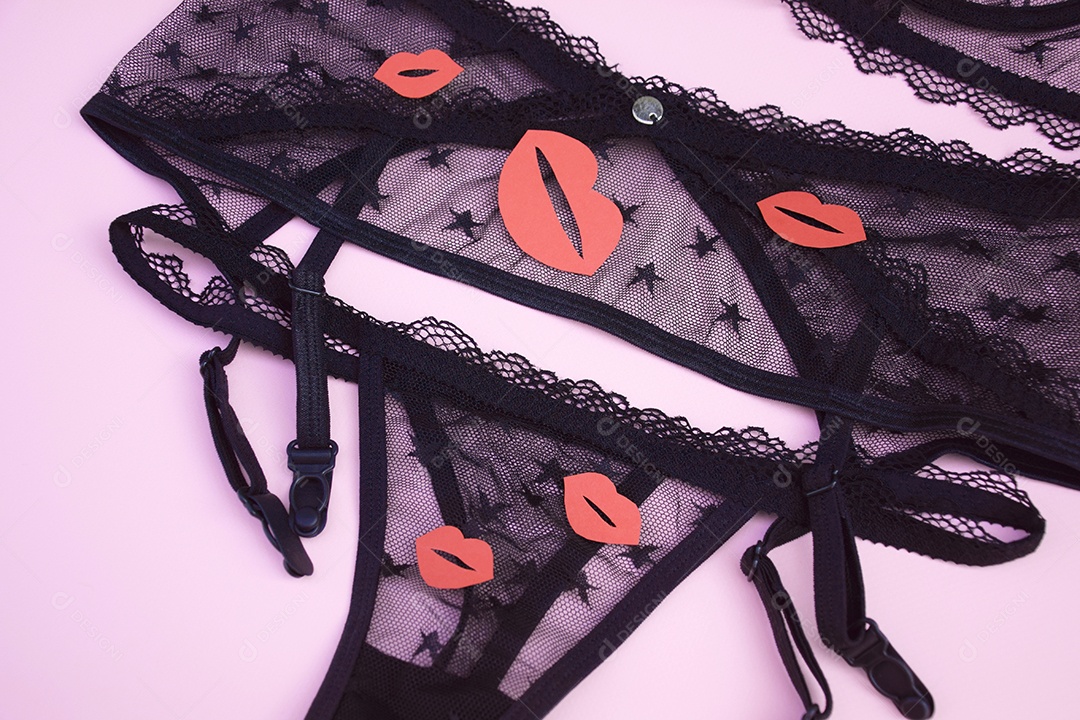 Beijos vermelho com fantasia sexy sobre fundo claro