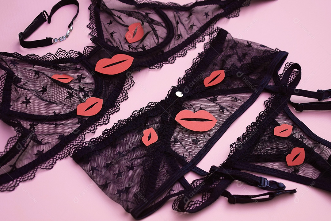 Lingerie de renda linda com muitos beijos vermelhos