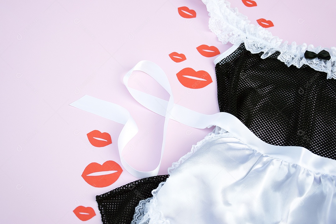 Beijos vermelho com fantasia de empregada sexy sobre fundo claro