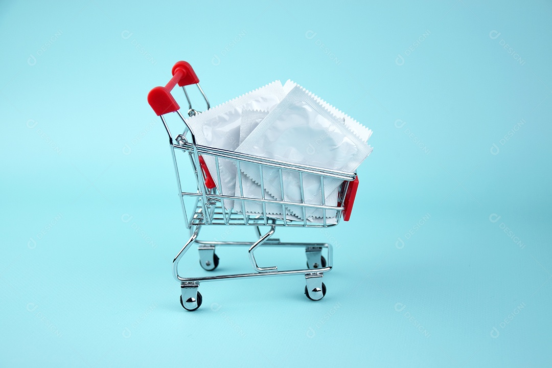 Carro de compra com muita camisinhas