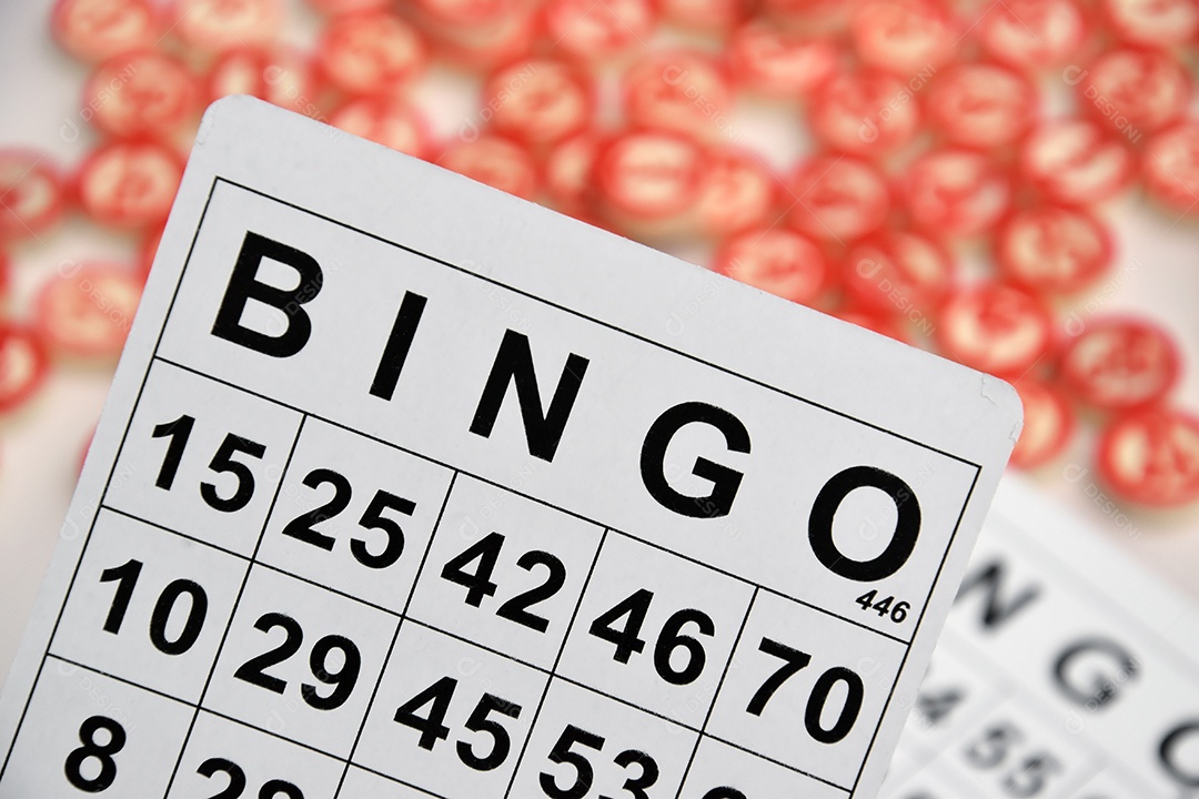 Cartela de bingo com marcadores de jogo ao  fundo