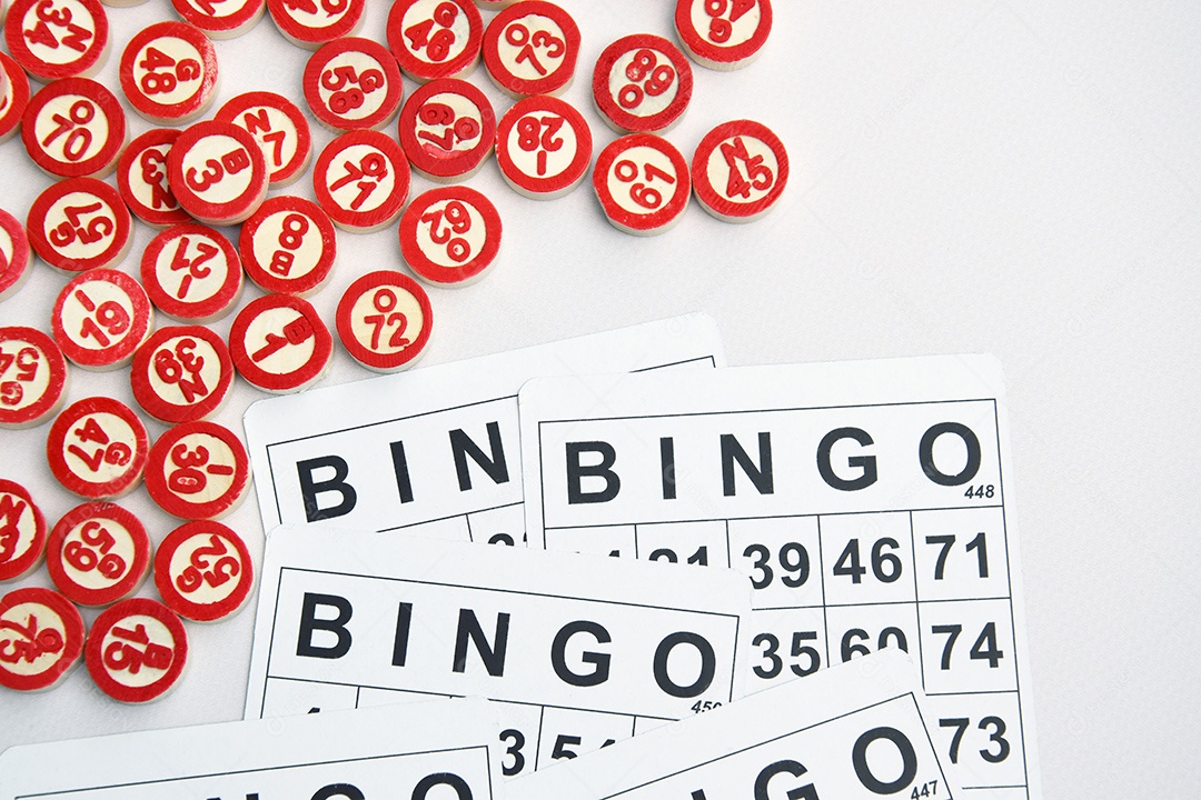 Marcadores de bingo sobre fundo branco