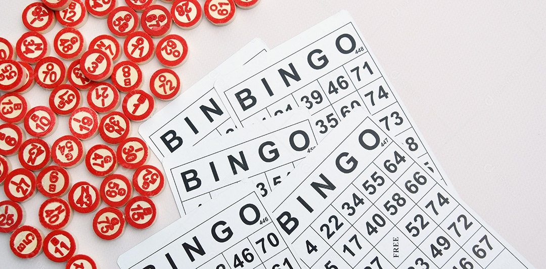 Marcadores de bingo com cartelas sobre fundo branco