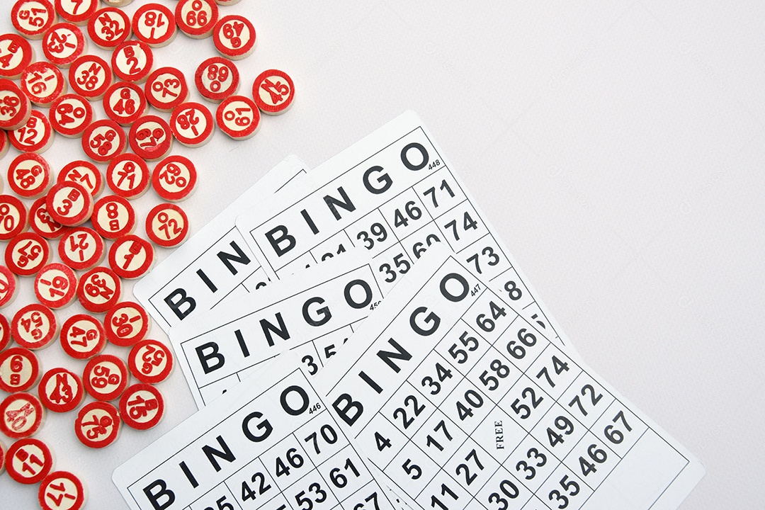 Marcadores de bingo com cartelas sobre fundo branco