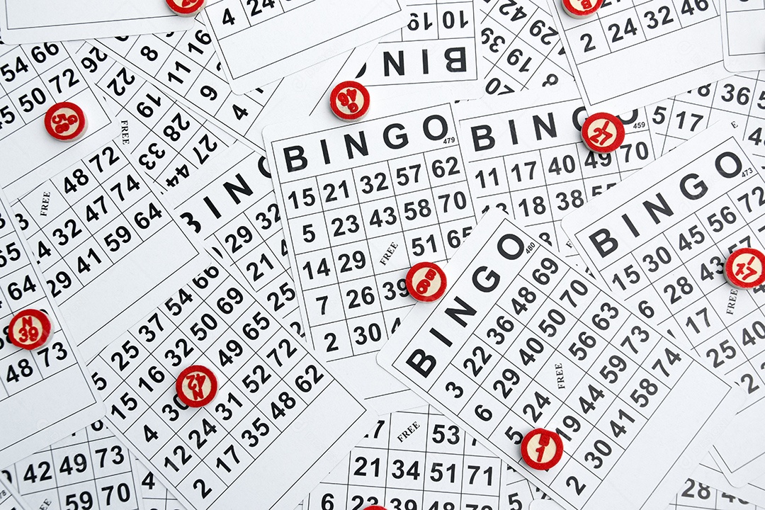 Fichas de madeira e muitas cartelas de jogo bingo