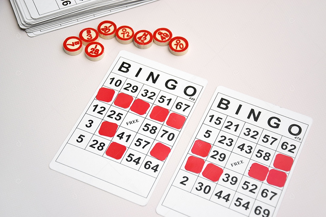 Bingo jogo da sorte muitas cartelas e marcadores sobre fundo claro