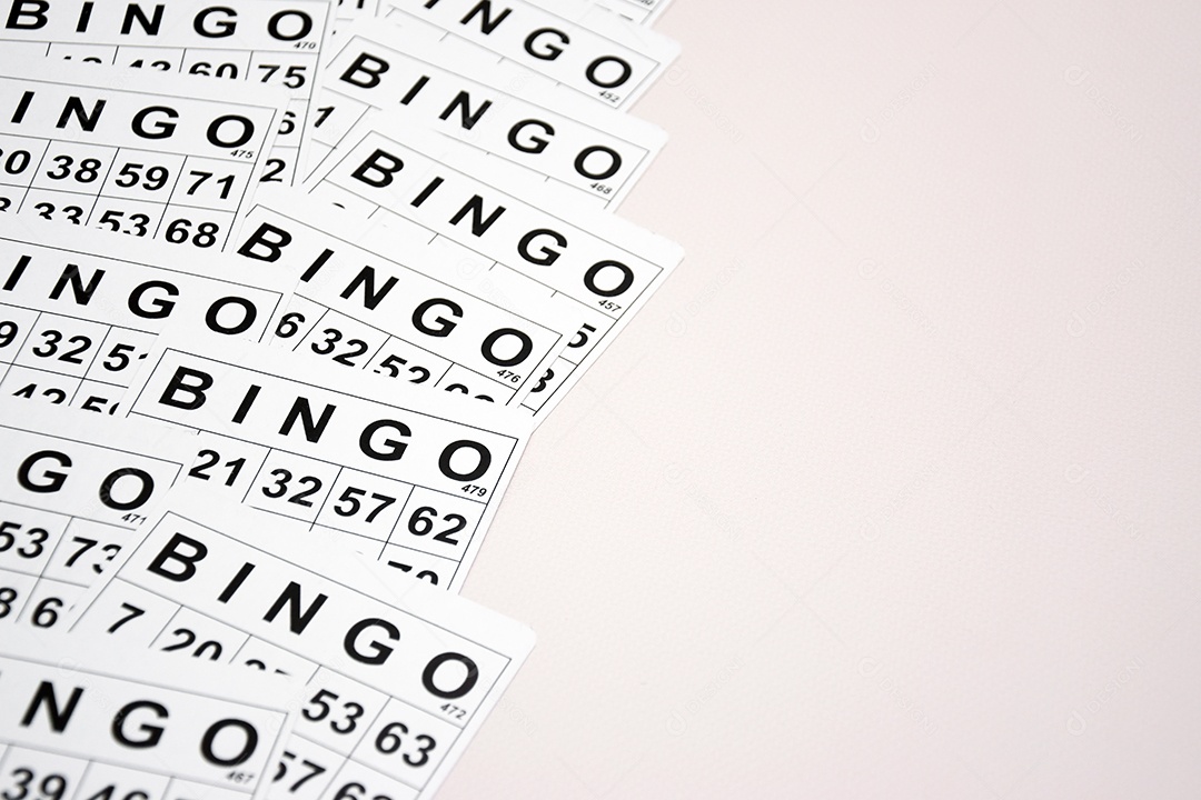 Várias cartelas de bingo sobre fundo branco