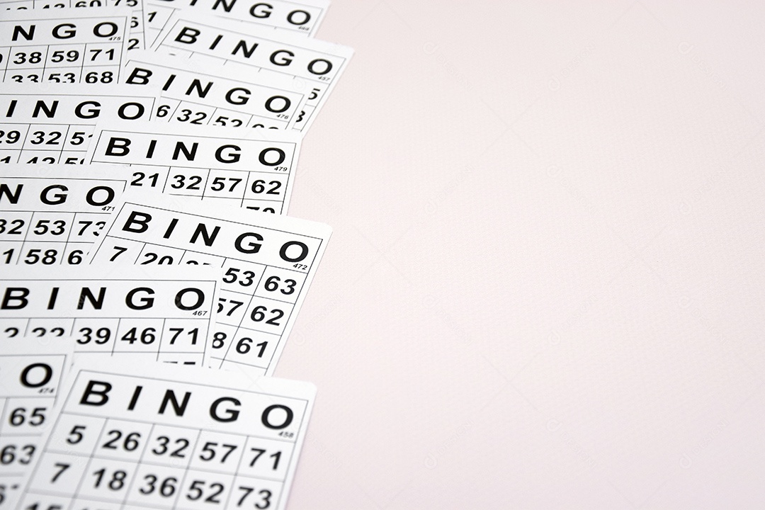 Muitas cartelas de bingo sobre fundo branco