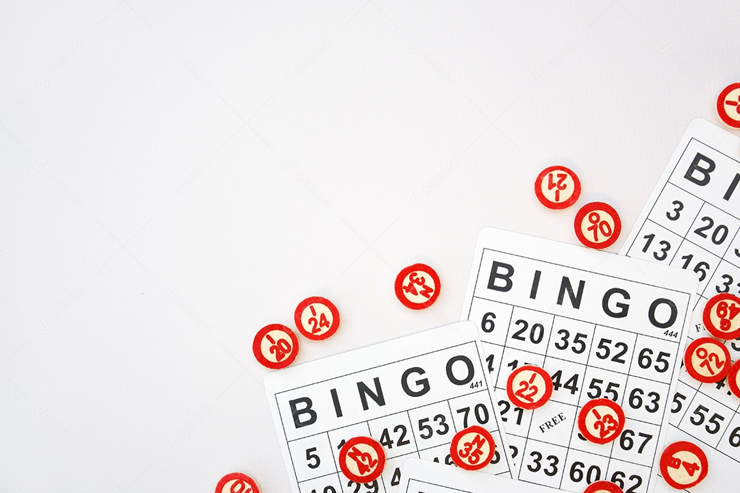 Muitas fichas de madeira com números e cartas para um jogo de bingo