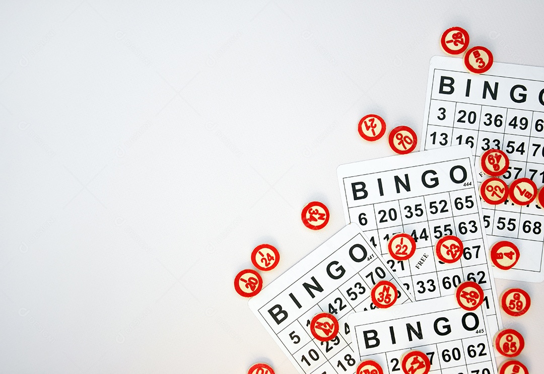 Bingo jogo da sorte muitas cartelas e marcadores sobre fundo claro