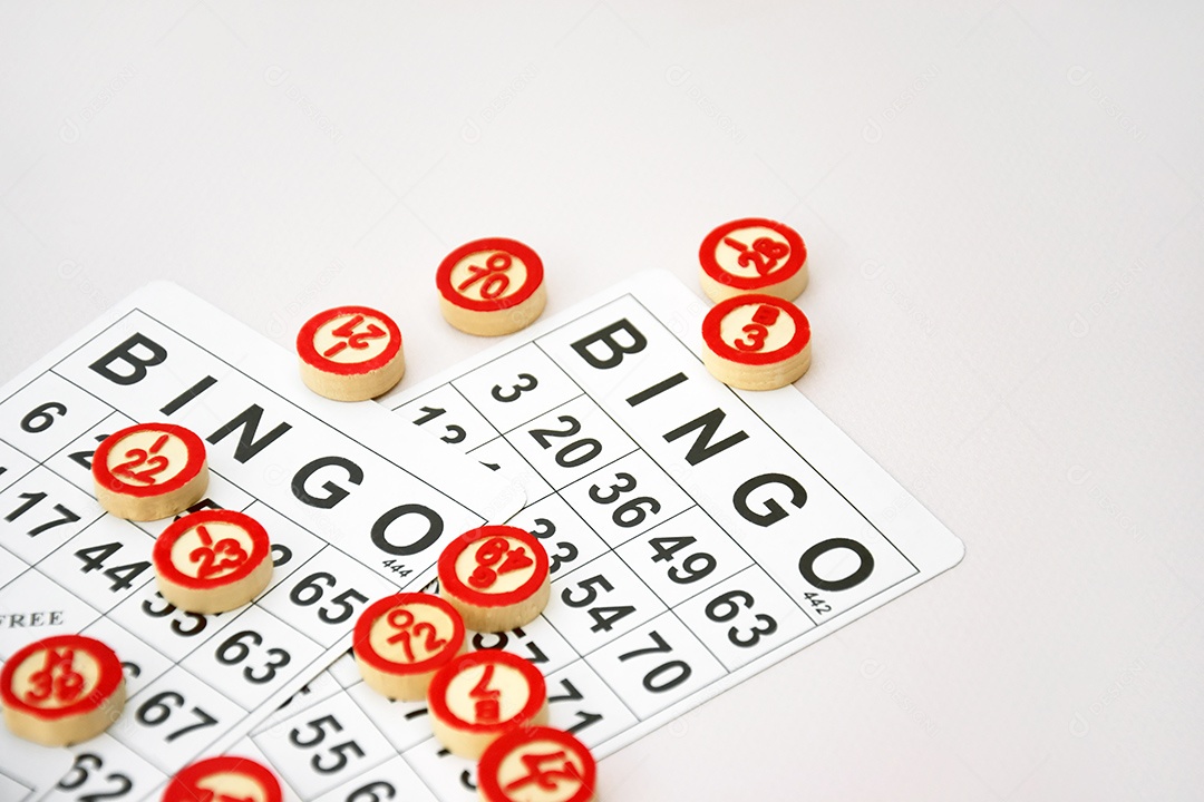 Cartela de bingo com fichas marcantes sobre fundo marfim