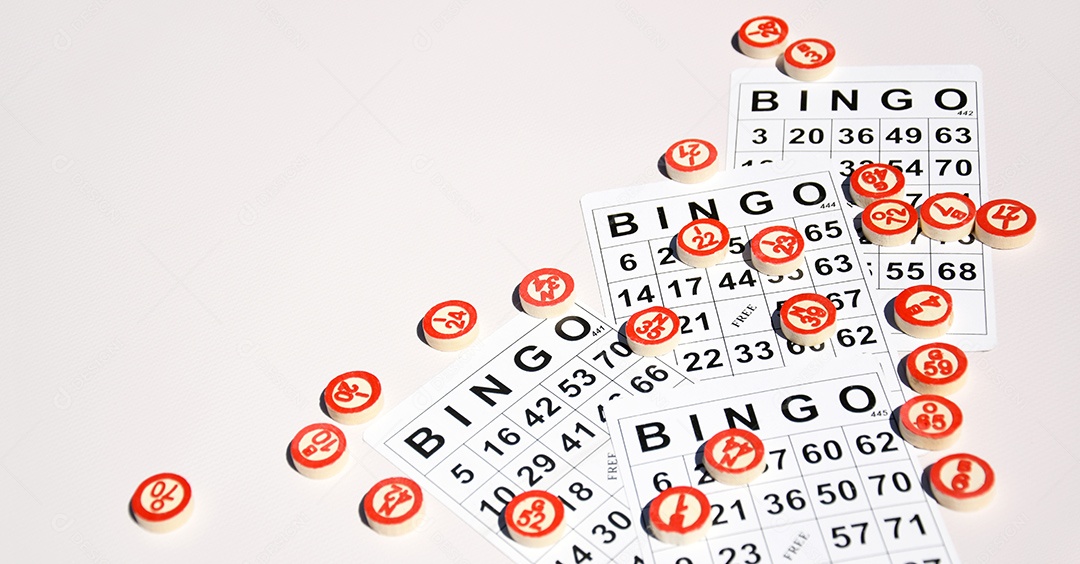 Muitas fichas de madeira com números e cartas para um jogo de bingo