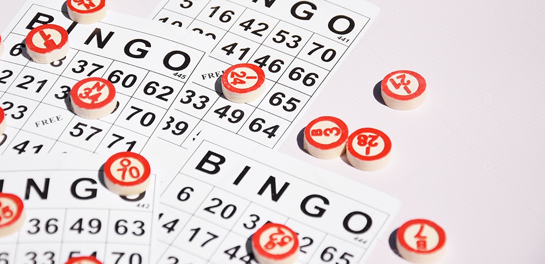 Bingo jogo da sorte muitas cartelas e marcadores sobre fundo claro
