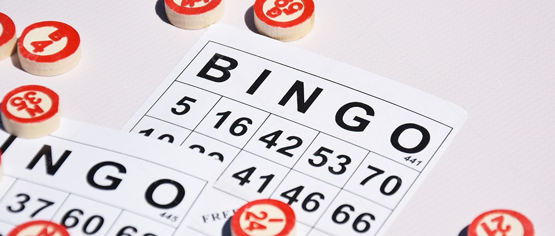 Bingo jogo da sorte muitas cartelas sobre fundo claro