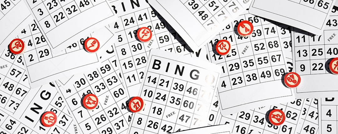 Várias cartelas de bingo e marcadores