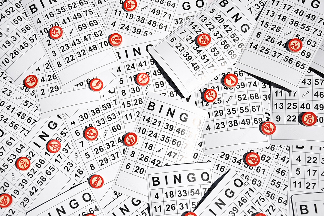 Várias cartelas de bingo e marcadores