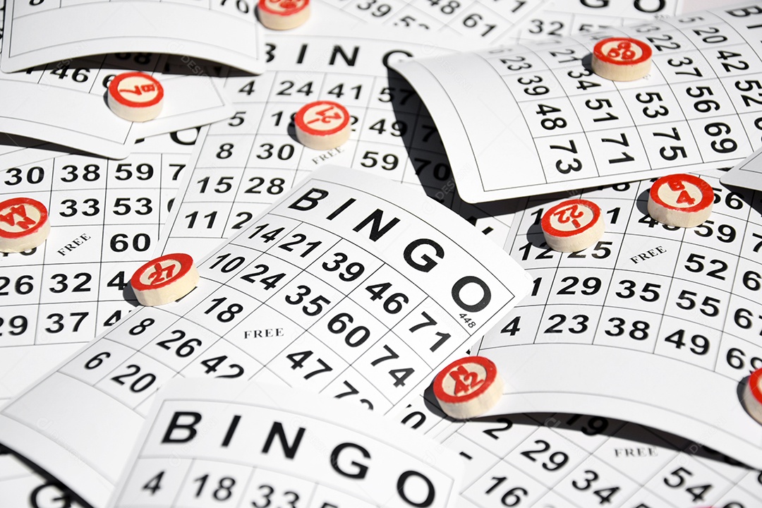 Bingo jogo da sorte muitas cartelas e marcadores sobre fundo claro