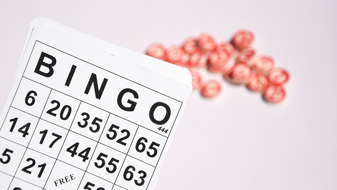 Bingo jogo da sorte muitas cartelas e marcadores sobre fundo claro