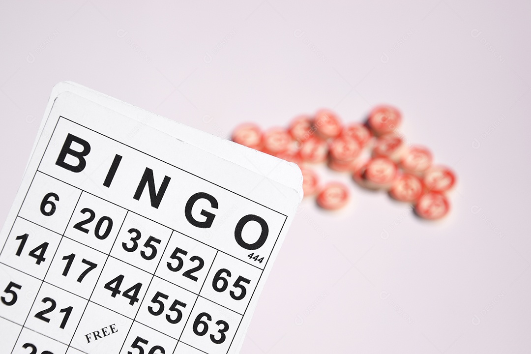 Bingo jogo da sorte muitas cartelas e marcadores sobre fundo claro