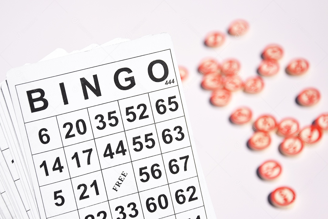 Muitas cartelas de bingo com pedras de marcador sobre fundo claro