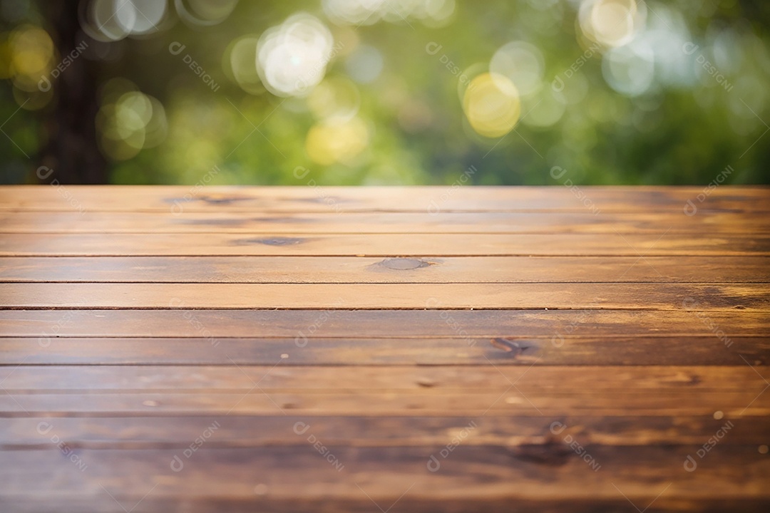 Mesa de madeira vazia fundo claro desfocado