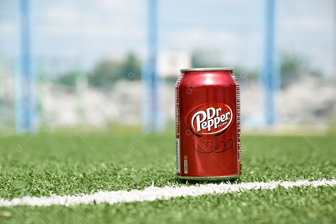 Lata de refresco DrPepper sobre um gramado de futebol