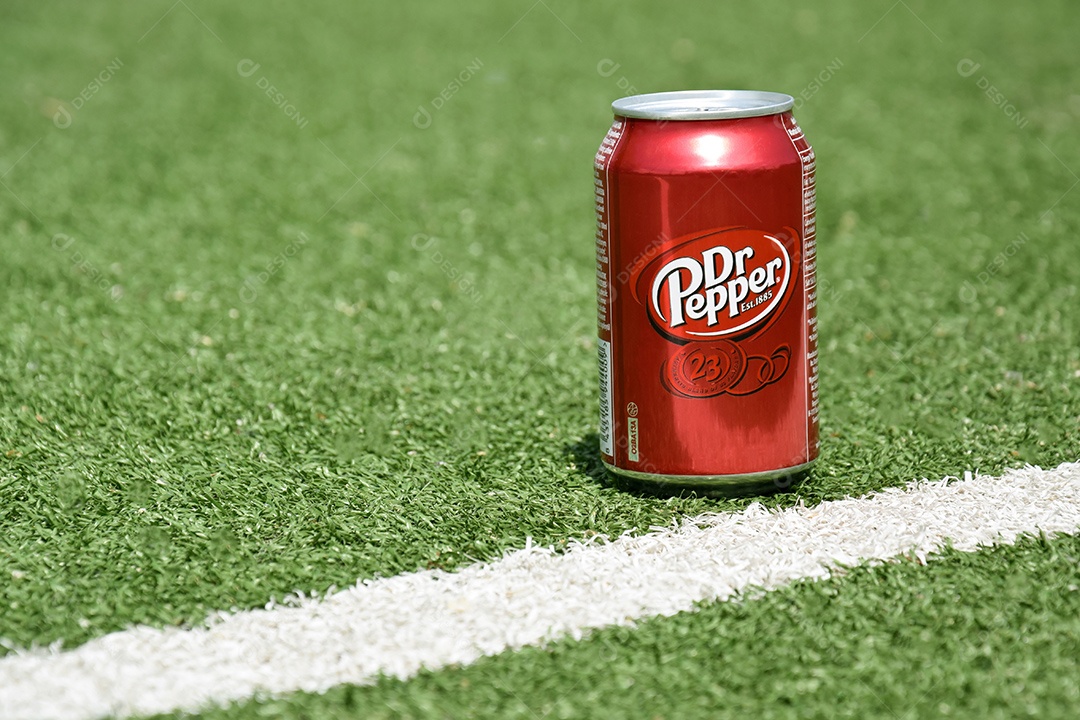 Lata de refresco DrPepper sobre um gramado de futebol