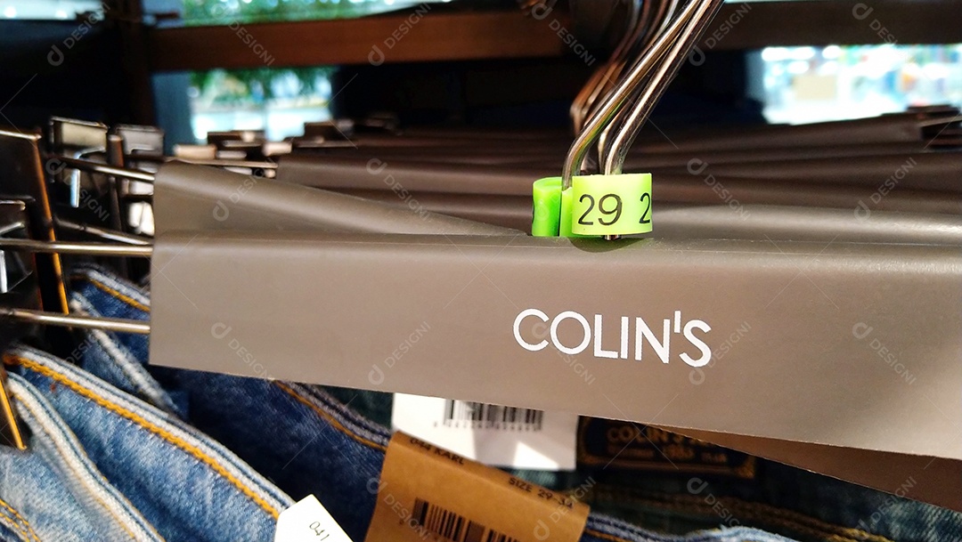 Cabides e jeans da Colins