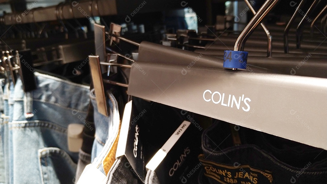 Cabides e jeans da Colins