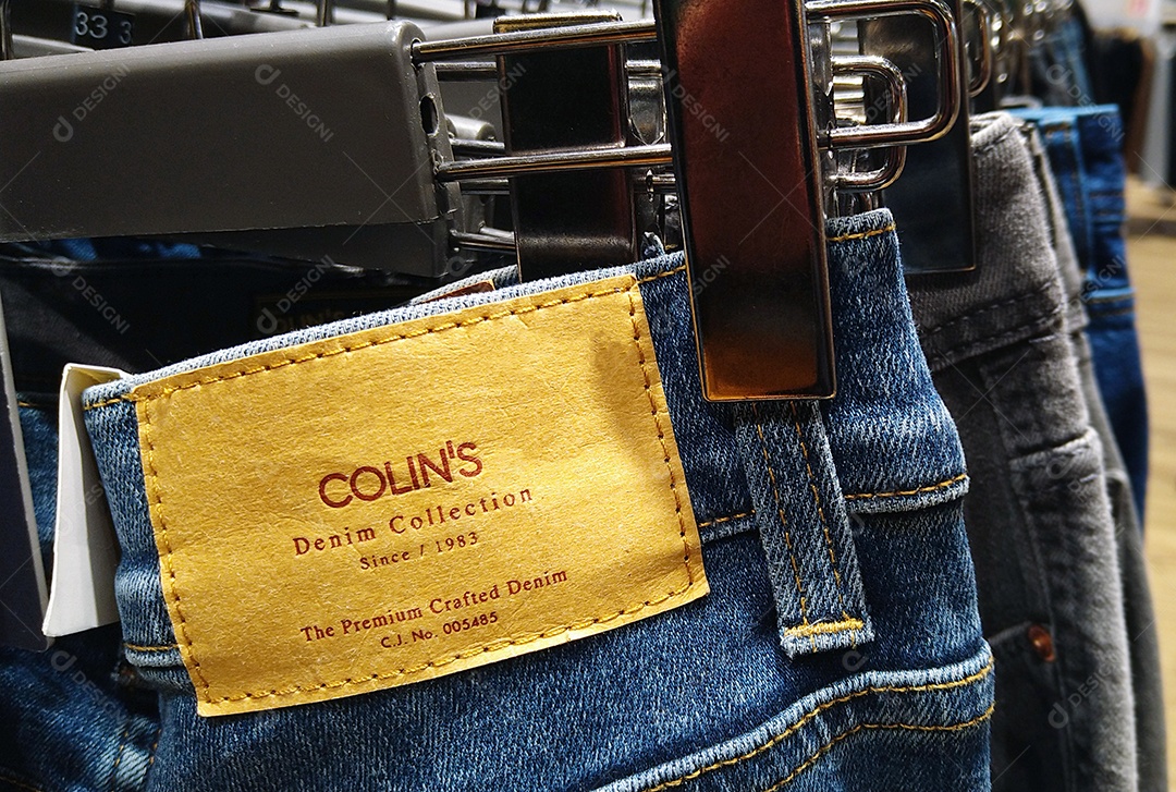 Cabides e jeans de Colin