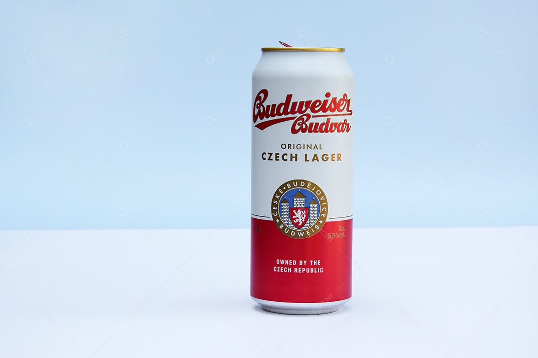 Cerveja budweiser com fundo de duas cores azuis
