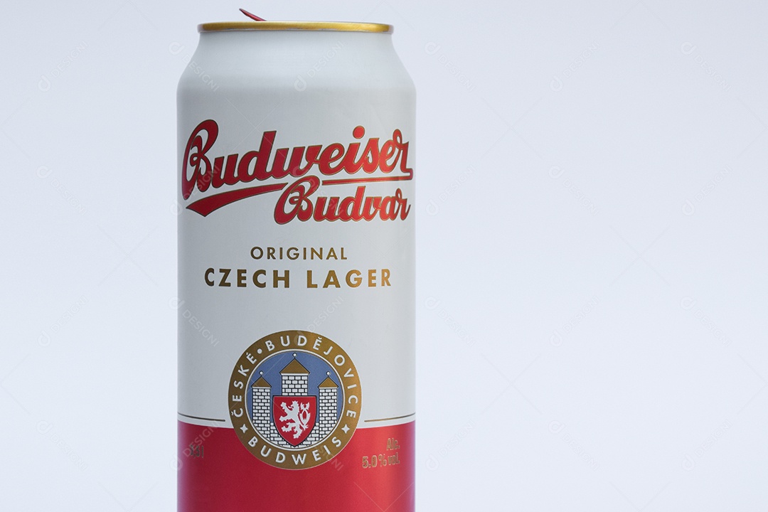 Lata de cerveja Budweiser sobre fundo branco