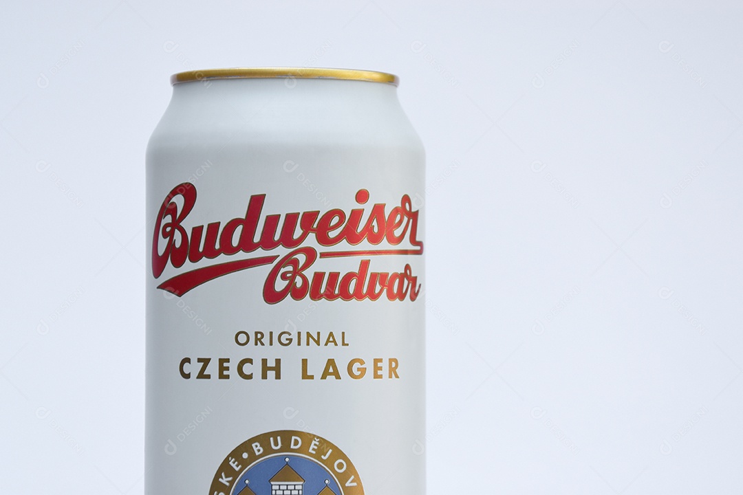 Lata de cerveja Budweiser sobre fundo branco