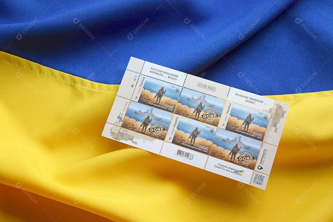 Edição limitada do selo postal sobre fundo de bandeira da Ucrânia