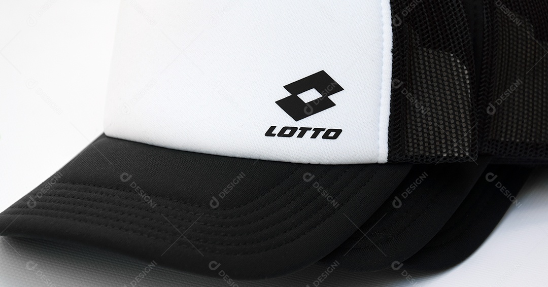 Vários bonés esportivos Lotto sobre fundo branco