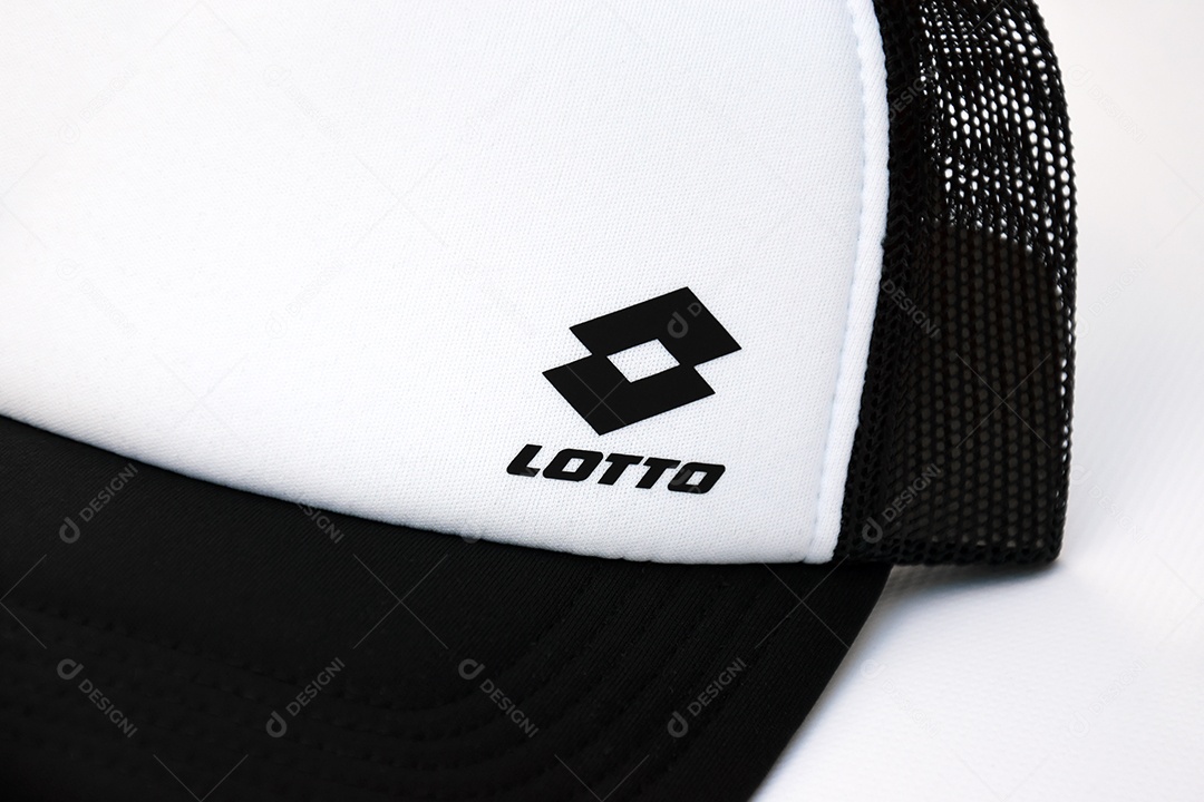 Detalhe de boné lotto preto e branco