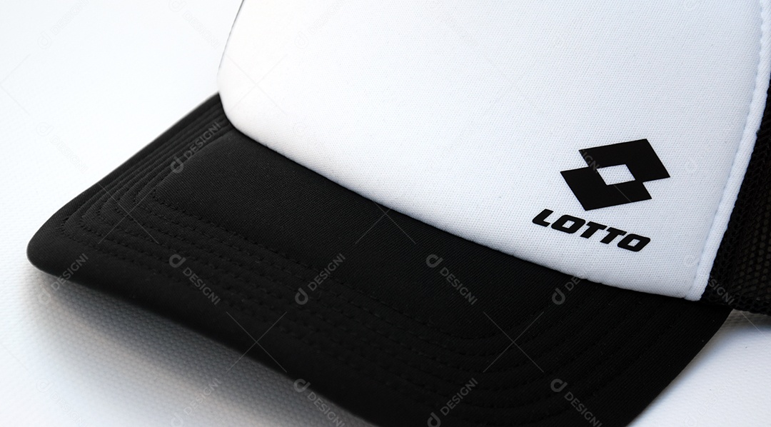 Bonés esportivos com etiquetas sobre fundo branco