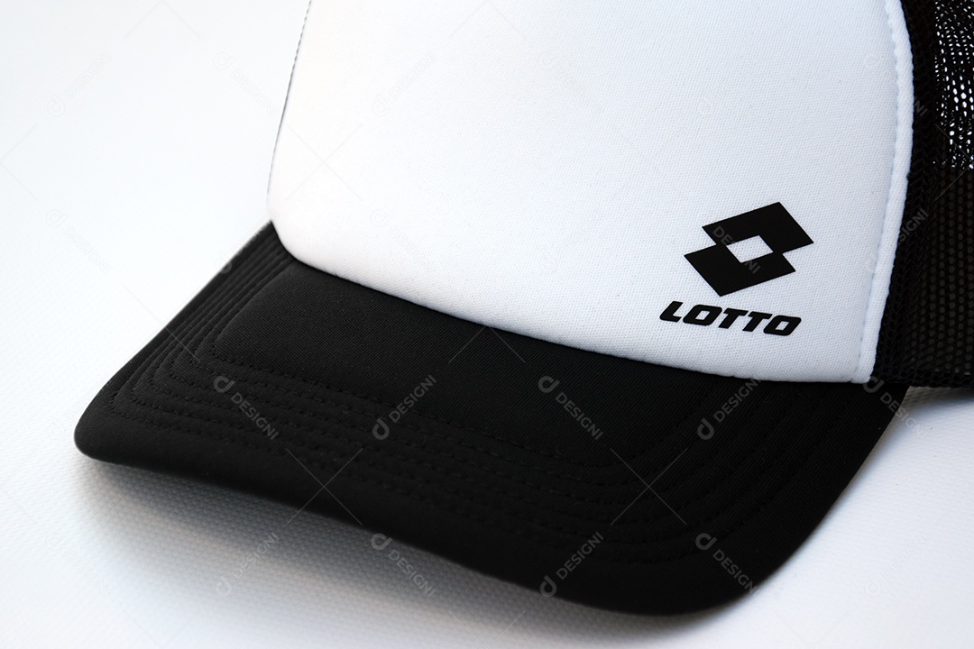 Boné esportivo com logotipo da Lotto