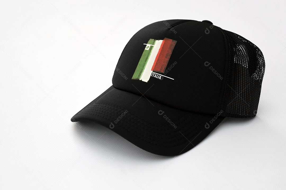 Boné preto lindo da marca Lotto sobre fundo branco