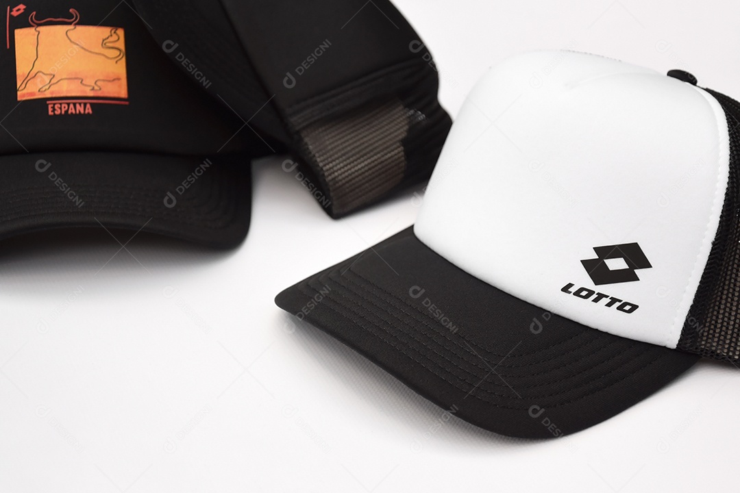 Vários bonés esportivos Lotto sobre fundo branco