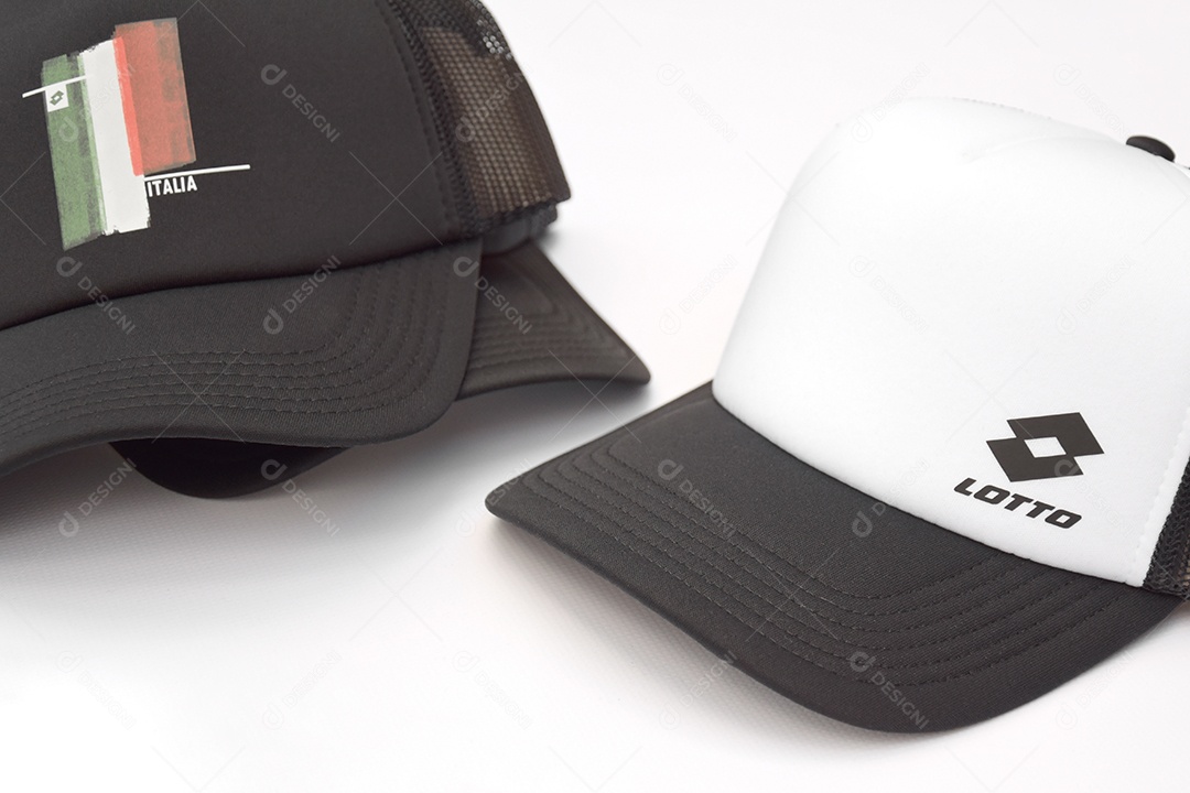 Vários bonés esportivos Lotto sobre fundo branco