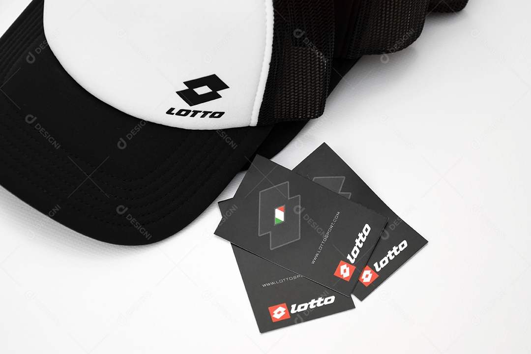Boné preto e branco Lotto esportivo sobre fundo branco