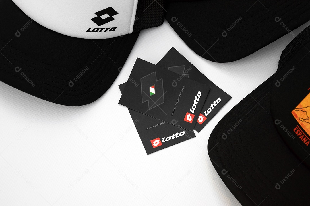 Bonés esportivos com etiquetas sobre fundo branco