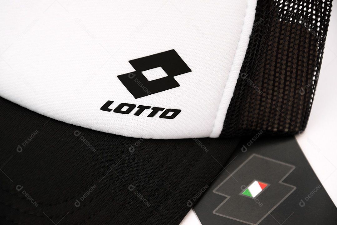Boné esportivo com logotipo da Lotto