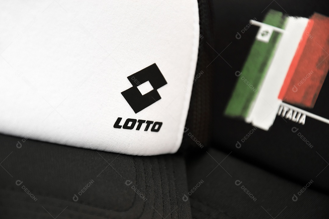 Boné esportivo com logotipo da Lotto